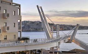 Deluxe Apartment Steps To St George'S Bay