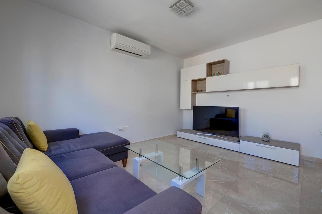 Deluxe Apartment Steps To St George'S Bay San Julián Exterior foto