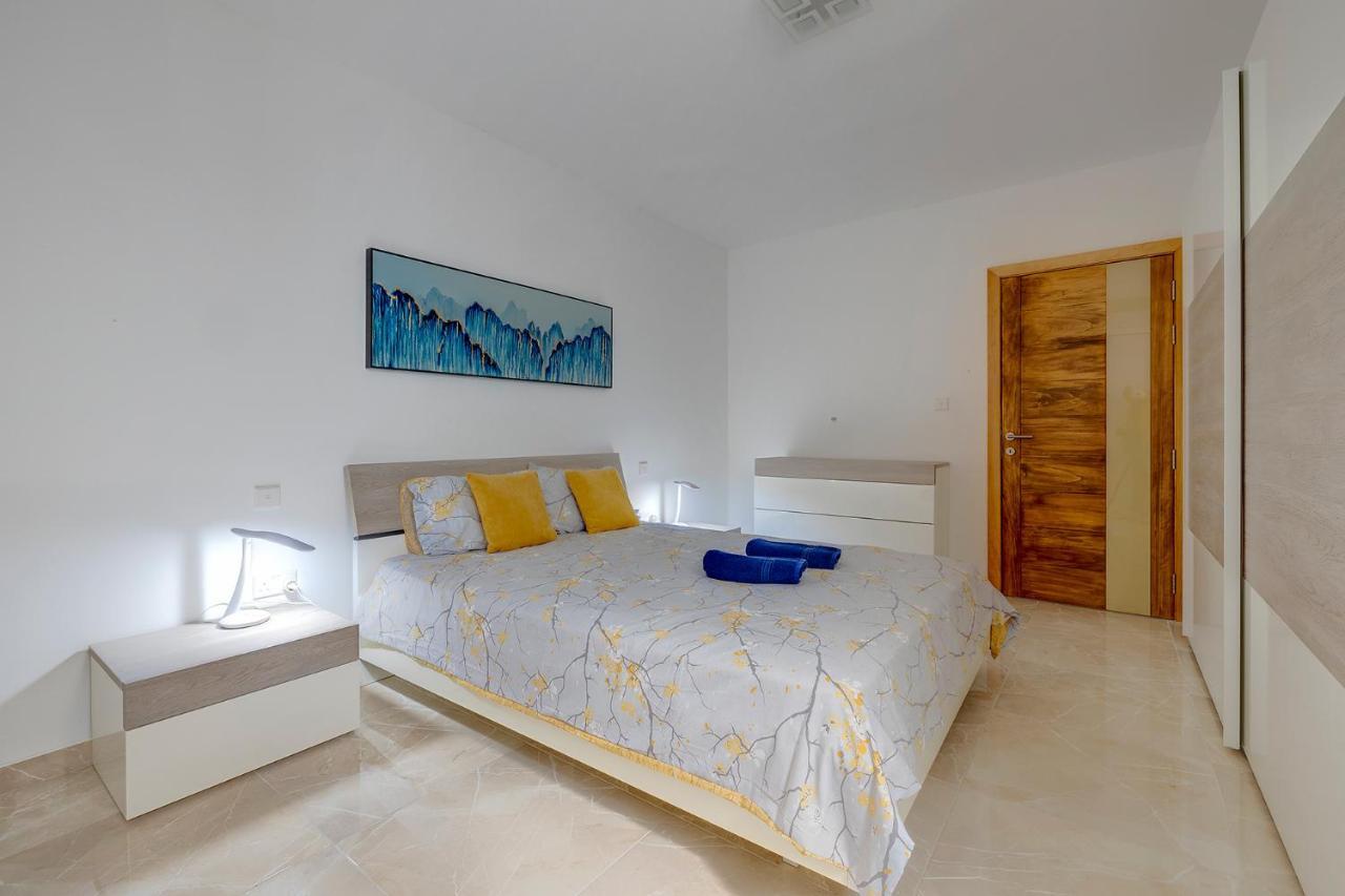 Deluxe Apartment Steps To St George'S Bay San Julián Exterior foto