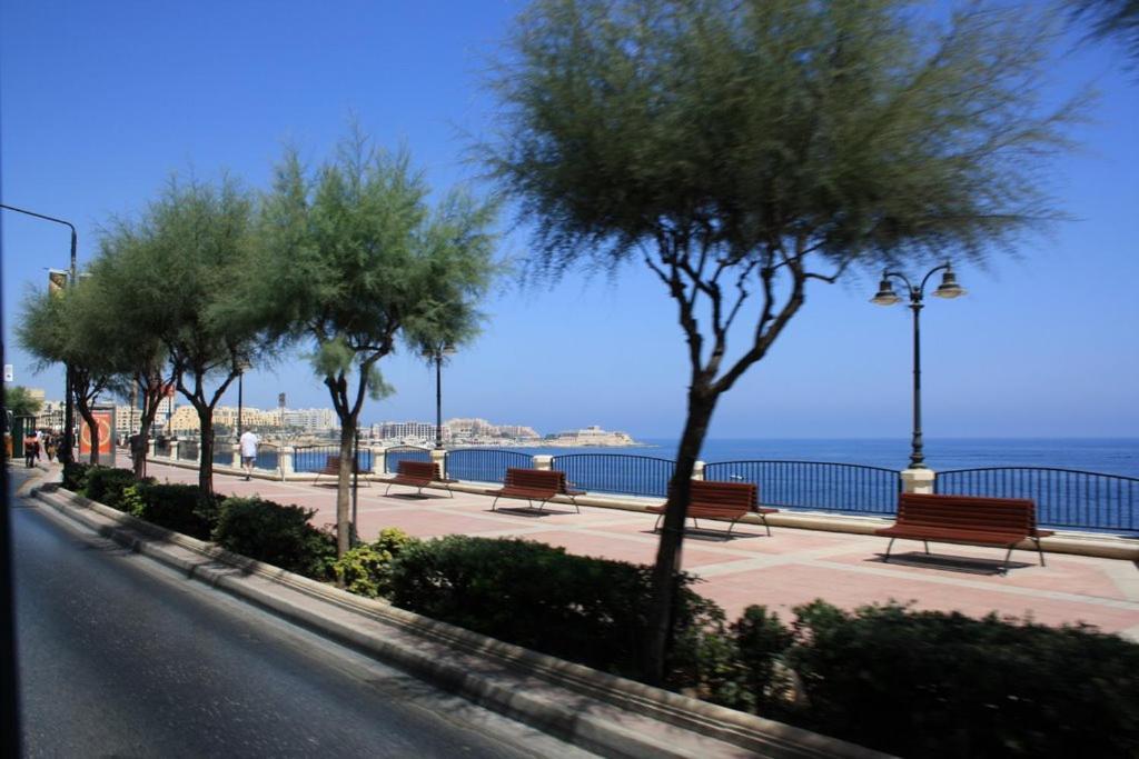 Deluxe Apartment Steps To St George'S Bay San Julián Exterior foto