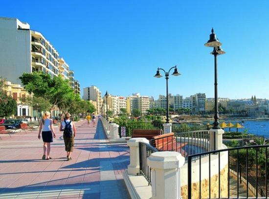 Deluxe Apartment Steps To St George'S Bay San Julián Exterior foto