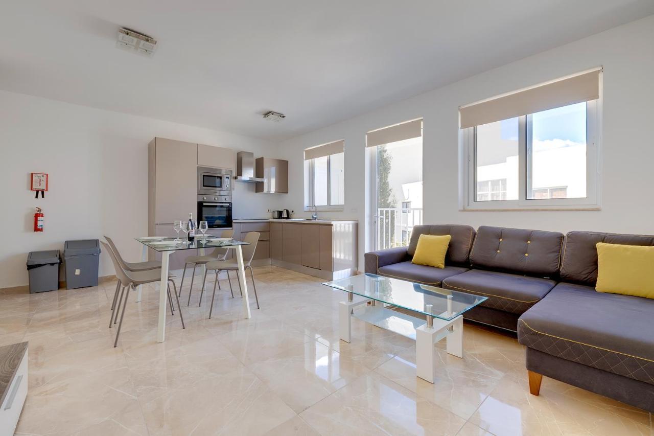 Deluxe Apartment Steps To St George'S Bay San Julián Exterior foto